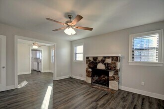 1707-B Main St in Kerrville, TX - Building Photo - Building Photo