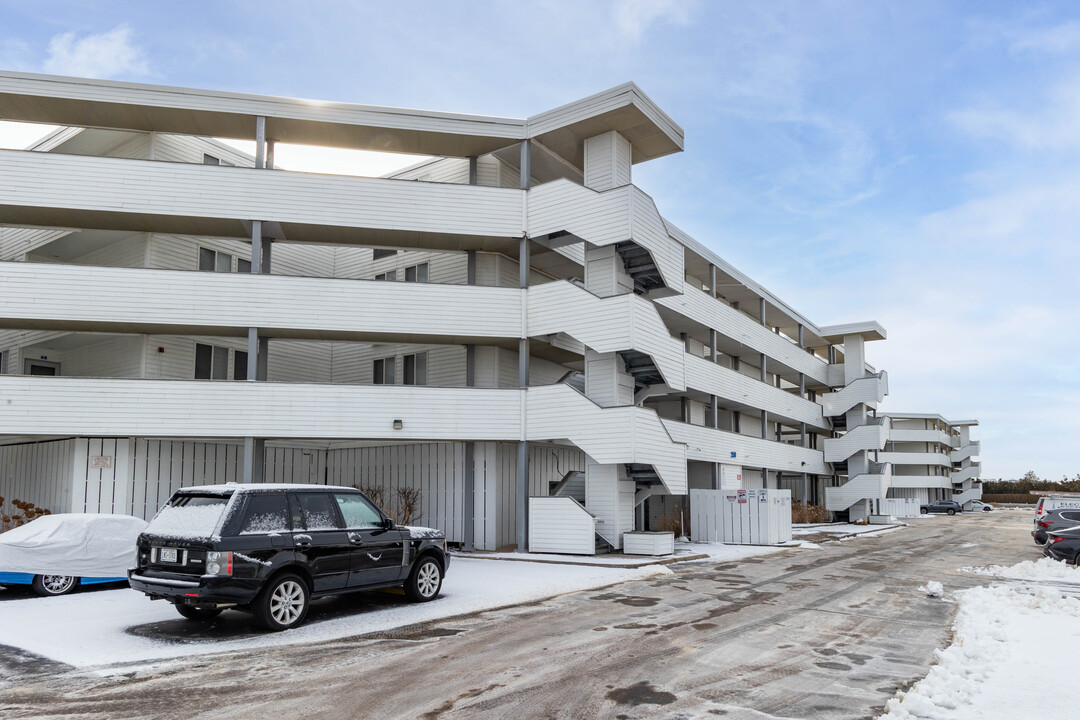 Yardarm Beach Condos in Westhampton Beach, NY - Building Photo