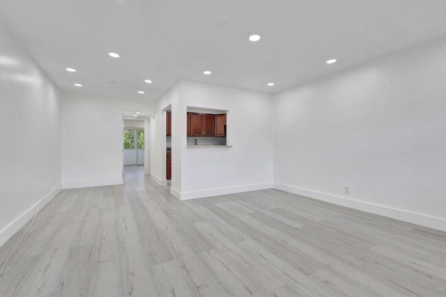 110 Dorchester E in West Palm Beach, FL - Building Photo - Building Photo