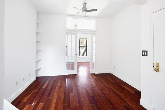 223 W 10th St in New York, NY - Building Photo - Building Photo