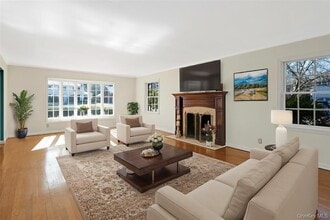 695 Hunt Ln in Manhasset, NY - Building Photo - Building Photo