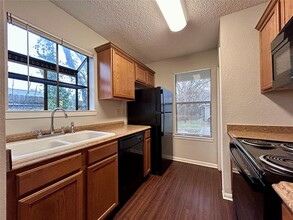8902 Schick Rd in Austin, TX - Foto de edificio - Building Photo