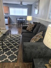 2908 W 32nd Ave, Unit 2 in Anchorage, AK - Foto de edificio - Building Photo