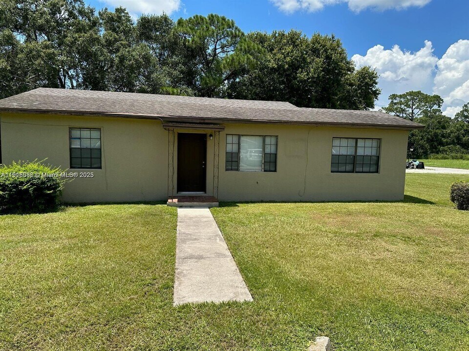 1007 N 39th St in Fort Pierce, FL - Building Photo