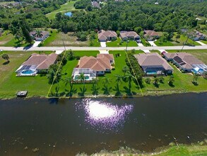 811 Rotonda Cir in Rotonda West, FL - Building Photo - Building Photo