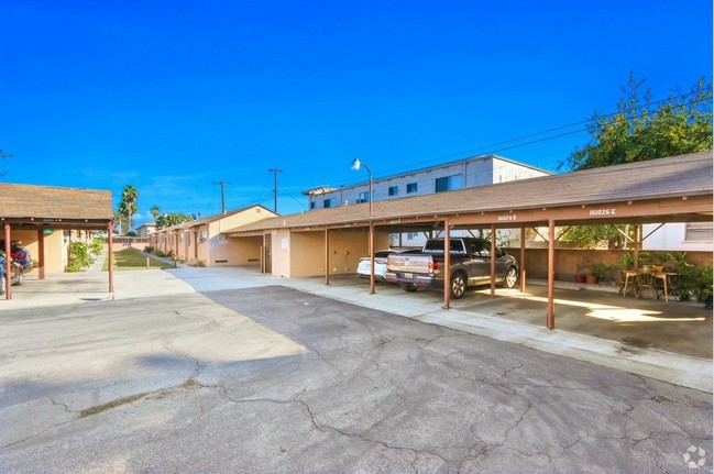 Casitas Alondra in Bellflower, CA - Foto de edificio - Building Photo