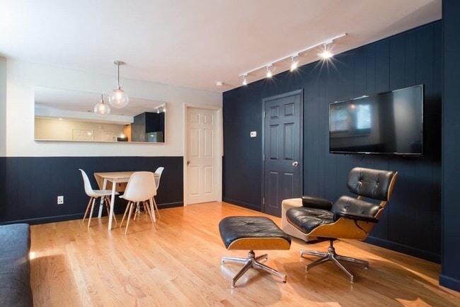 35 Thatcher St, Unit 2 in Brookline, MA - Building Photo - Building Photo