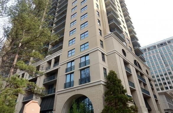 3040 Peachtree Rd in Atlanta, GA - Building Photo