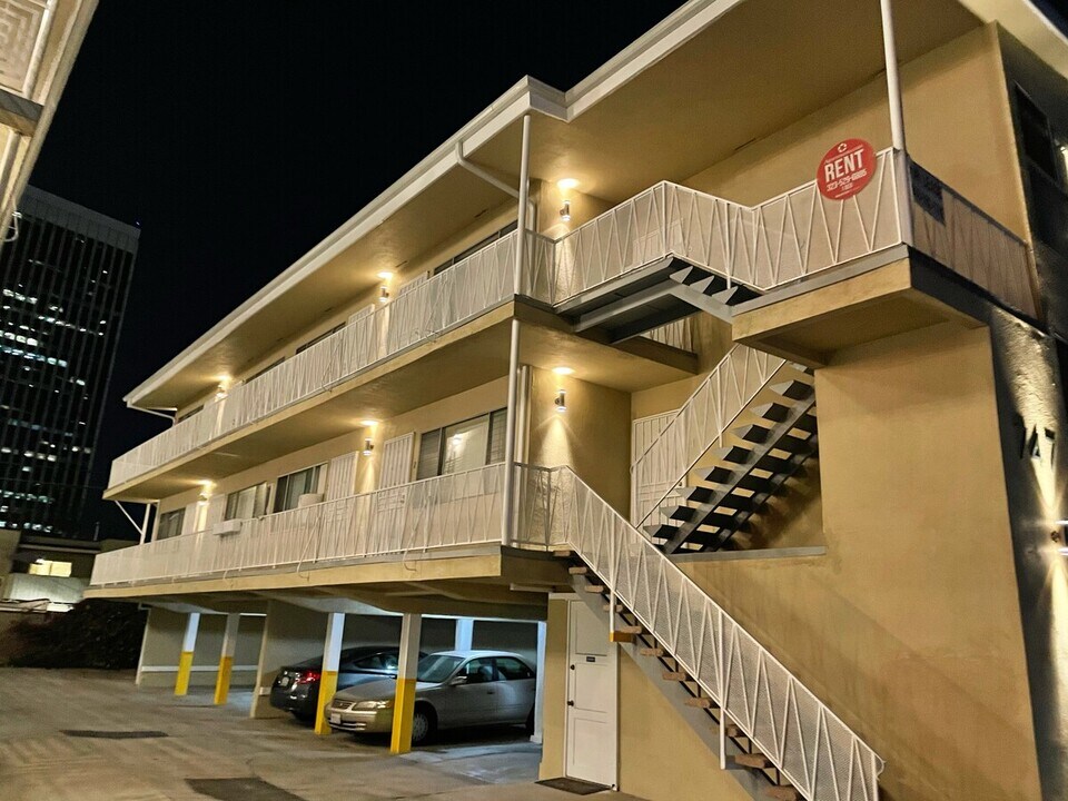 747 S Curson Ave in Los Angeles, CA - Foto de edificio