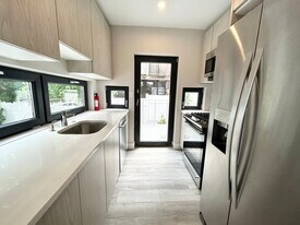 239 W 3rd St, Unit R in Boston, MA - Building Photo