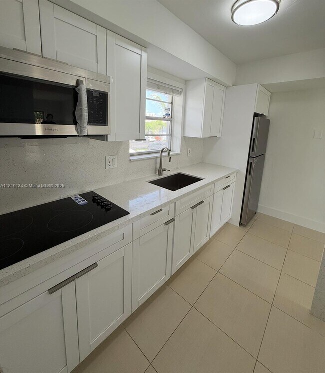 7580 SW 82nd St in Miami, FL - Building Photo - Building Photo