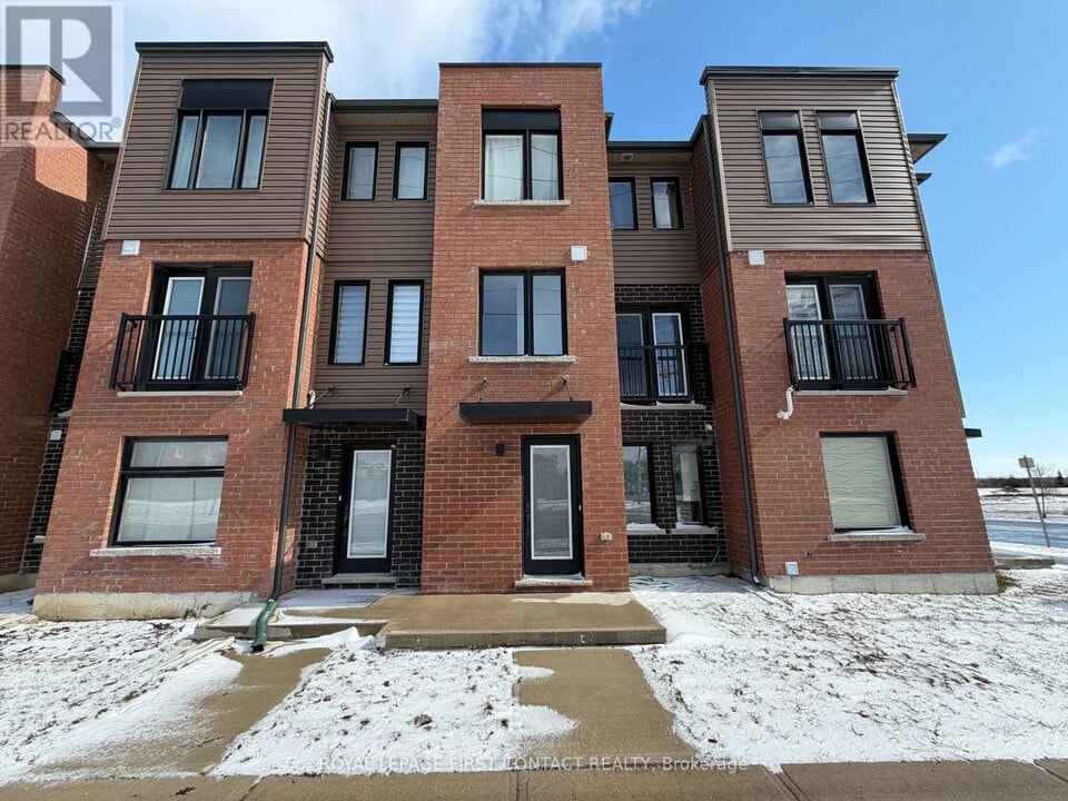 3 Fairlane Ave in Barrie, ON - Building Photo