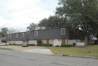 Chateau 1000 in Beaumont, TX - Building Photo - Building Photo