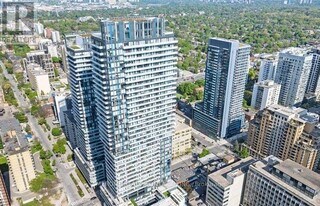 161 Roehampton Ave in Toronto, ON - Building Photo