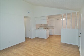 1301 Glenda Dr, Unit B in Round Rock, TX - Foto de edificio - Building Photo