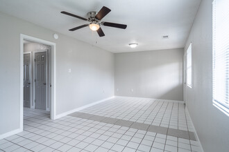 Thomas Manor Apartments in Crosby, TX - Foto de edificio - Interior Photo