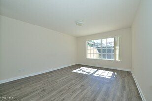 4824 Lasqueti Way in Naples, FL - Building Photo