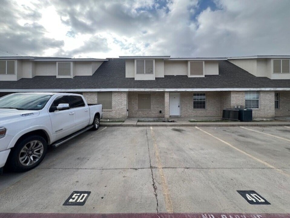 8911 McPherson Rd in Laredo, TX - Building Photo
