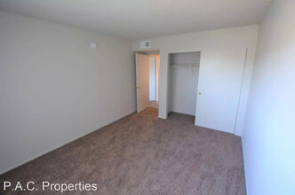 17122 Chatsworth St in Granada Hills, CA - Foto de edificio - Building Photo