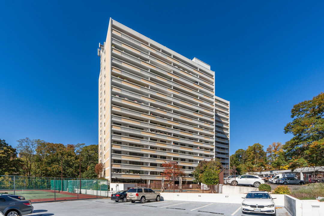 Alexandria Knolls West in Alexandria, VA - Building Photo