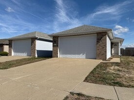 2914 Sandy Ln in Springfield, IL - Building Photo