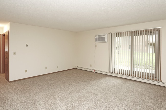 Oakshire Apartments in St. Cloud, MN - Building Photo - Interior Photo