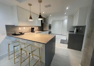 1111 Crandon Blvd, Unit A1105 in Key Biscayne, FL - Foto de edificio - Building Photo