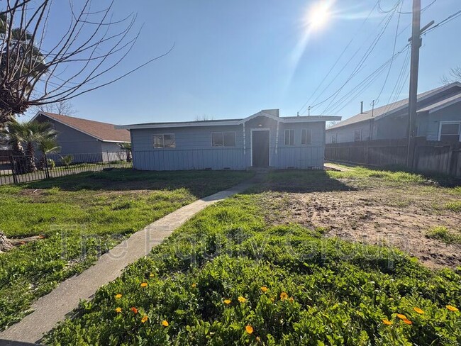 856 W Chestnut St in Exeter, CA - Building Photo - Building Photo