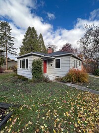 1817 Woodlawn Dr in Medford, OR - Building Photo - Building Photo