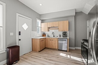 2711 E Kenwood Blvd in Milwaukee, WI - Building Photo - Building Photo