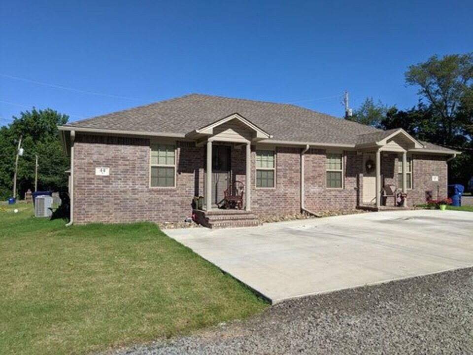 38 W Center St in Dover, AR - Building Photo