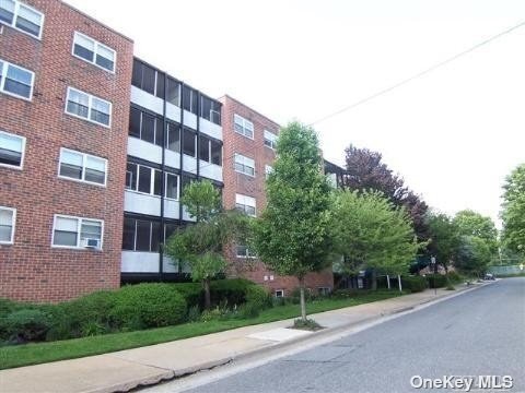 100 Lincoln Ave-Unit -7B in Mineola, NY - Foto de edificio
