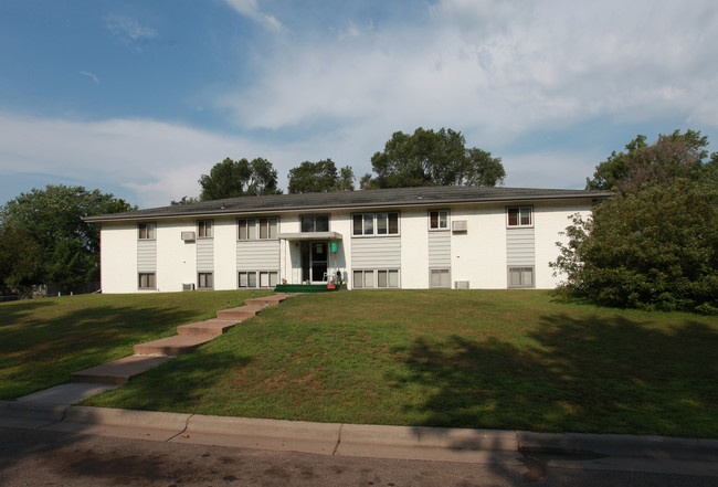 5770 2nd St NE in Fridley, MN - Foto de edificio - Building Photo