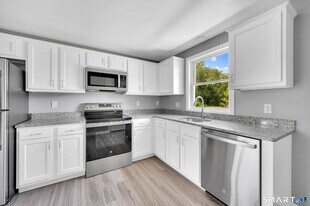 90 Woodhouse Ave in Wallingford, CT - Building Photo