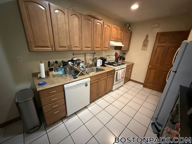 27 S Crescent Circuit in Boston, MA - Building Photo - Building Photo