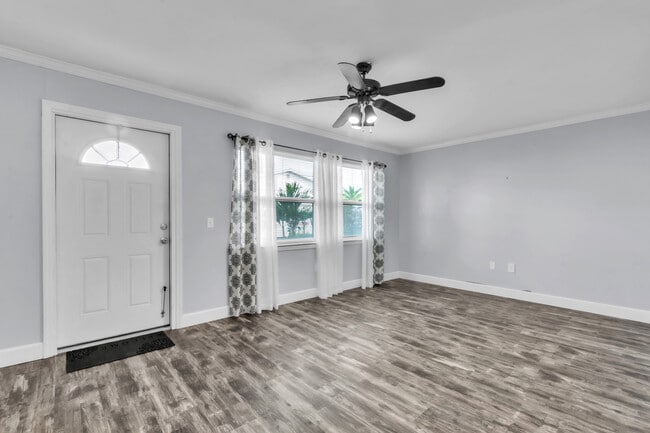 5850 18th St N, Unit 11 in St. Petersburg, FL - Foto de edificio - Building Photo