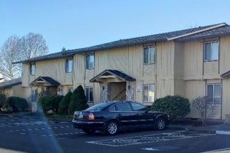 Maple Terrace Apartments in Hillsboro, OR - Foto de edificio - Building Photo