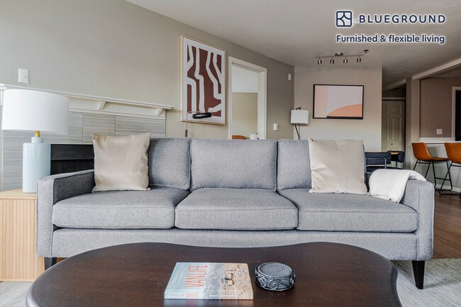 2400 Elliott Ave in Seattle, WA - Building Photo - Building Photo