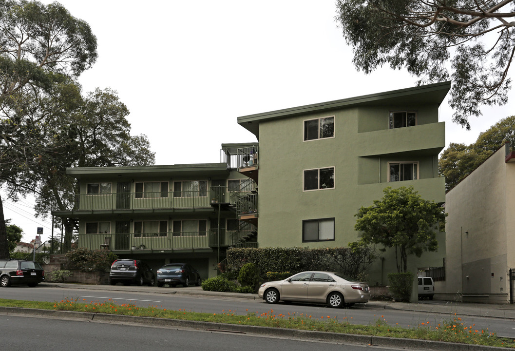 1977 Pleasant Valley Ave in Oakland, CA - Building Photo