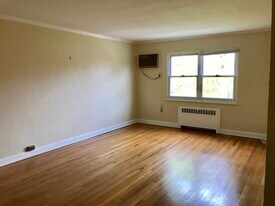 877 Farmington Ave in West Hartford, CT - Building Photo