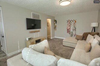 2672 W 5750 S, Unit 2672 in Roy, UT - Foto de edificio - Building Photo