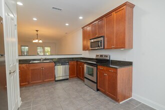 5562 Colonial Chatsworth Cir in North Charleston, SC - Building Photo - Building Photo