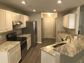 220 Lake Linden Dr in Bluffton, SC - Building Photo - Building Photo