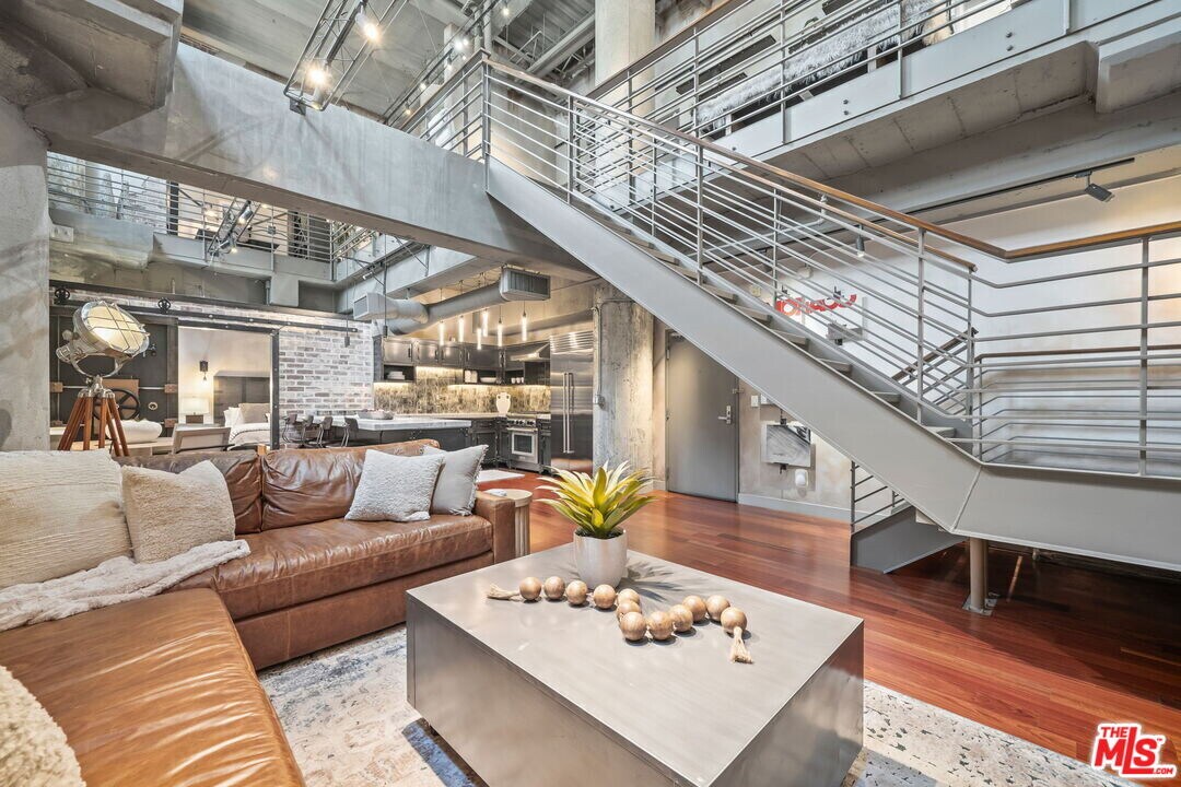 330 W 11th St in Los Angeles, CA - Building Photo