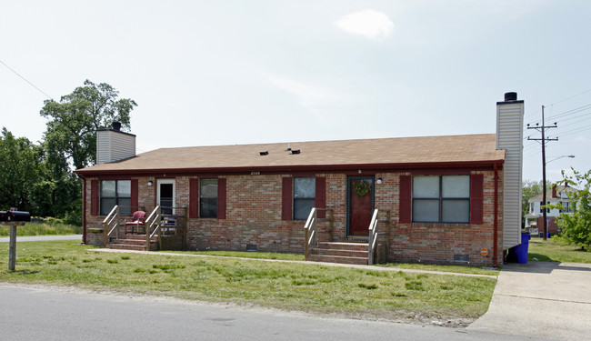 Crossroads Townhomes in Norfolk, VA - Foto de edificio - Building Photo