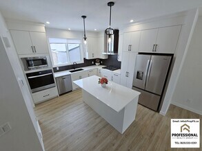 2224 Muckleplum Cres SW in Edmonton, AB - Building Photo - Building Photo