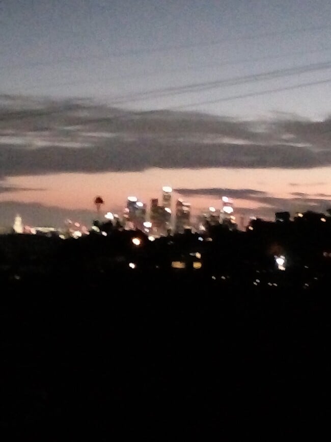 421 Mavis Dr in Los Angeles, CA - Foto de edificio - Building Photo