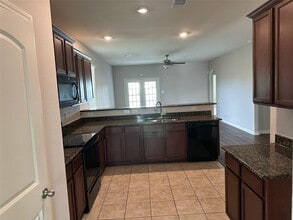 12301 Bowline Rd in La Marque, TX - Building Photo - Building Photo