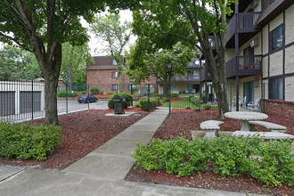 Oaks at Bentonshire in St. Cloud, MN - Foto de edificio - Building Photo