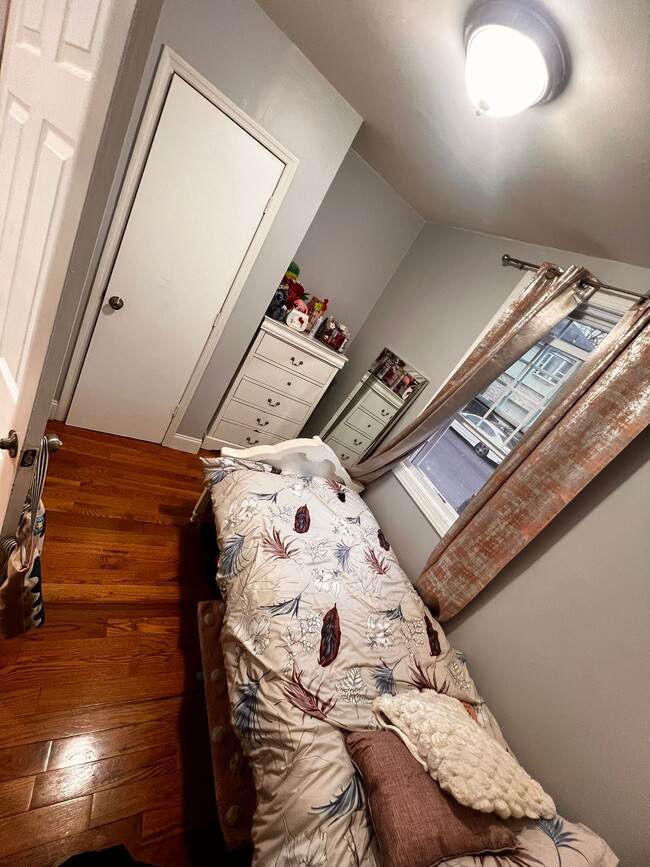 1031 Flora St, Unit 1 in Elizabeth, NJ - Building Photo - Building Photo